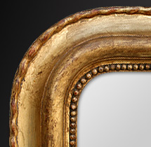 Détail grand miroir bois doré ruban et perle